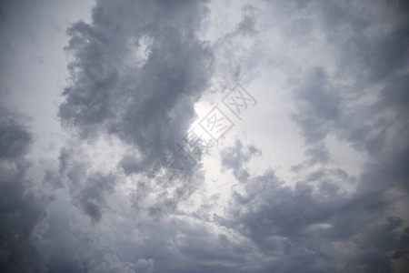 雨前天空乌云密布图片