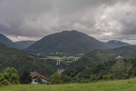 奥地利山丘Semmering村附近的山谷景色图片