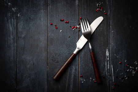 鲁作式餐具架设刀和叉图片