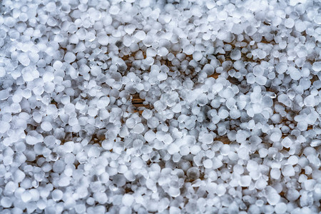 在阳光下从天空看冰雹时在露台上近图片素材