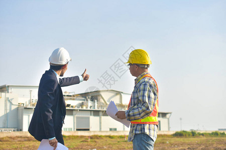 项目经理带着工程师施工计划项目建设工厂建设图片