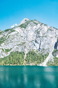 湖山背景的风景夏日阳图片