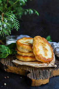 面粉和自制煮饭的炸土豆子手工制作的面包饼食物背景最上方视图空图片