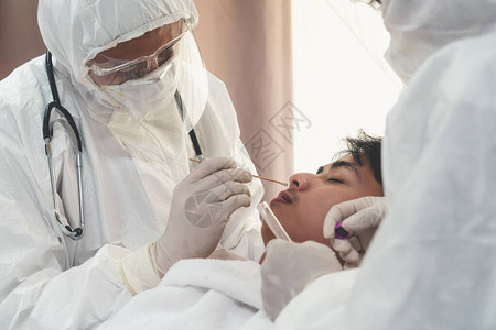 医生获取鼻咽拭子样本以检测患者的covid19或冠状感染Covid19体检图片