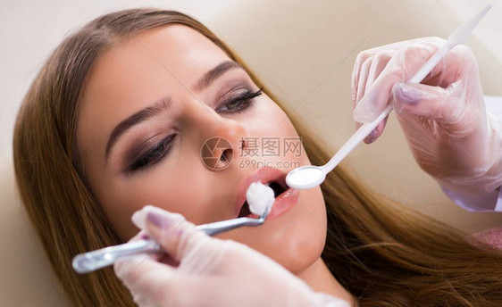 女病人定期看牙医进行检查妇图片