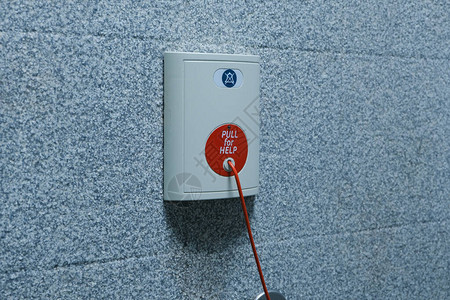 一张在厕所医院使用的帮助装置紧急拉的有噪图片