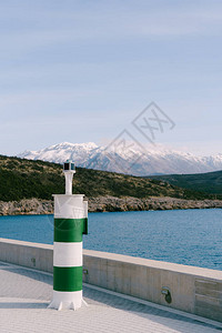 在亚得里亚海和洛夫森山雪积峰的背景下图片