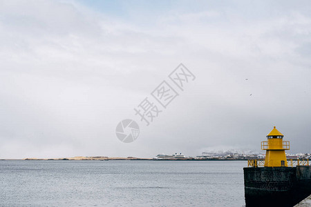 冰岛雷克雅未克的一座大型黄色灯塔高品质照片图片
