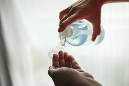 使用酒精净化剂凝胶擦洗清洁手的妇女COVID19冠状图片