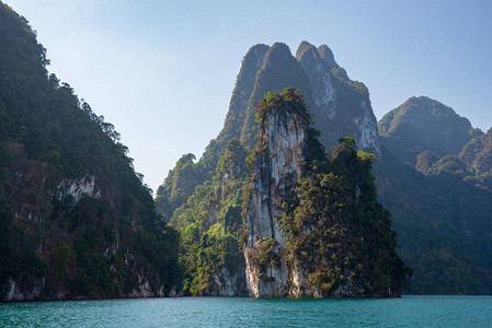 泰国海中有树的石灰岩山图片