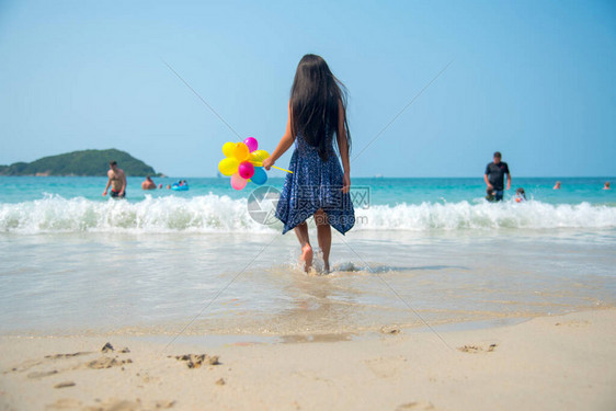 夏季女孩在热带夏季海滩度假旅行快乐的海边与可爱的孩子在阳光明图片