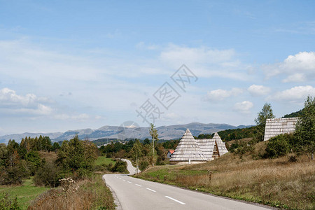 在风景如画的山区通过私营部门和森林铺设的道路标线图片