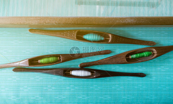 织机梭工具中纱线的顶视图纺织面料编织使用传统的织布机和梭织泰国的纺织品或布料生产图片