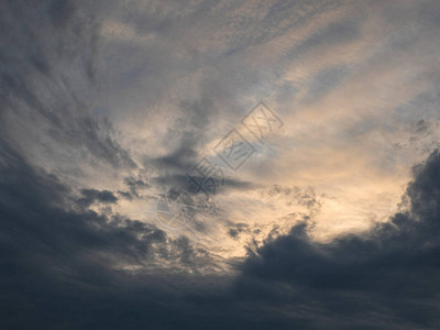 傍晚天空的惊人梯度日落时五颜六色的多云天空天空纹理图片