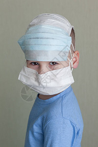 小男孩戴着医用口罩图片