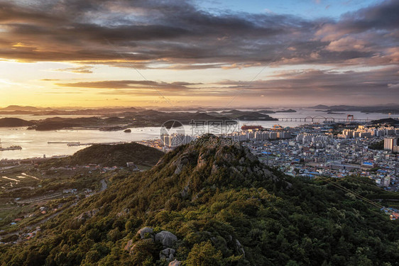 日落风景和在南韩茂浦的Yudalsan山上的Mokpo市在图片