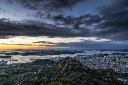 日落风景和在南韩茂浦的Yudalsan山上的Mokpo市在背景图片