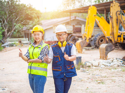 在建筑工地作的工程师男人和女人在露天矿坑里工作建筑工程师在图片