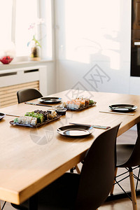 在家里的桌子上挤满了寿司卷图片