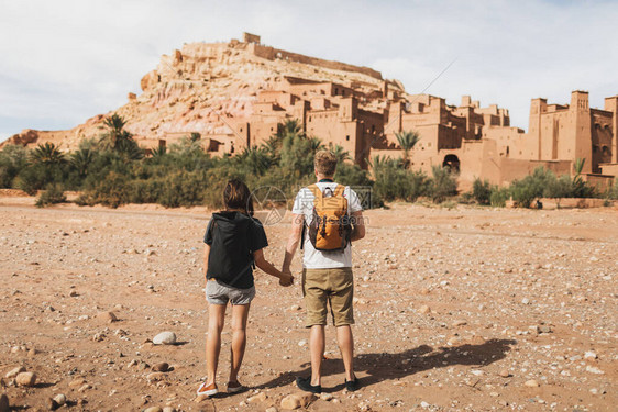 几个背包客旅行者在瓦尔扎特的背景AitBenHaddouksar欢迎来到摩洛哥旅行的概念图片