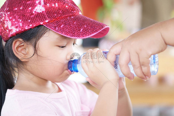 在温热暑夏起父母喂的塑料瓶500毫升饲料中喝冷水图片