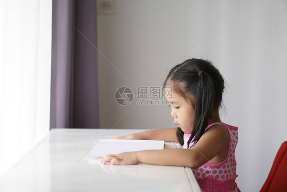 亚洲儿童阅读或儿童女孩或学生喜欢阅读书籍图片