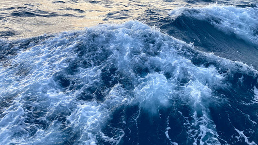 海水洋表面蓝色海洋上的海泡背景图片