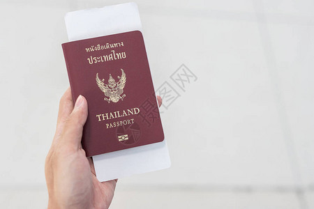 手拿着泰国护照和登机牌票旅行度图片