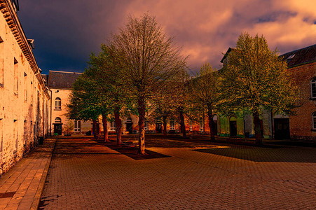 比利时房子的庭院有公园的日落时比利时圣休伯图片