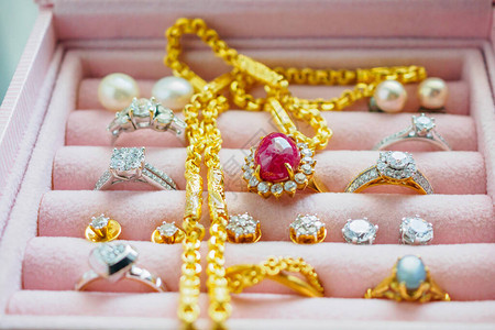 豪华珠宝盒中的金银钻石宝蓝宝石戒指项背景图片