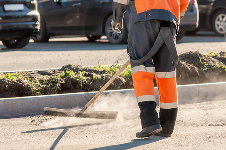 扫帚的道路工人道路建设图片