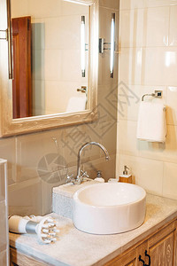 白色洗脸盆有大镜子毛巾夹和浴室用白瓷图片