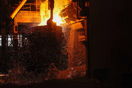 电炉炼钢水的火花电弧炉车间EAF冶金生产重工业图片