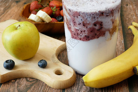 以香蕉蓝莓草莓和牛奶制成水果滑雪图片