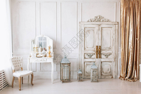 漂亮的白色内饰带木地板和门的经典客房带装饰条的浅色墙带图片