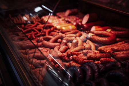 肉类市场上有不同种类的香肠火腿和香肠销售生图片