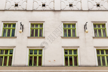有绿色木窗的长城旧式建筑外墙圆形窗户典型的欧洲建筑图片