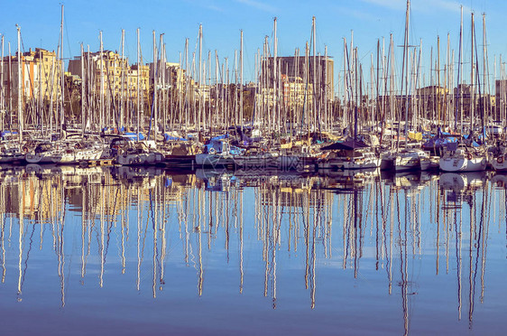 在巴塞罗那港口的小船图片