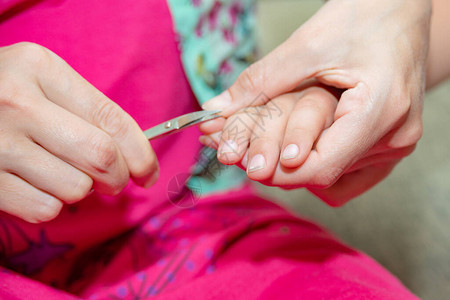 孩子手上的大指甲妈用小婴儿剪刀婴儿的指甲父母对孩子图片