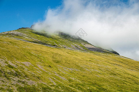 苏格兰高地山风景与云彩云在苏格兰高地的拜恩图片