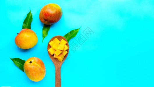 热带水果蓝色背景的芒果顶视图图片