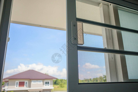 关于防止昆虫的家用窗户保护的开放图片