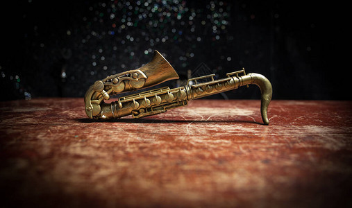 音乐概念萨克斯管爵士乐器中音金色sax微型与雾背景上的彩色调光低光下的萨克斯管乐器图片