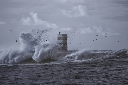 海浪喷发杜罗河口南码头和信标用图片