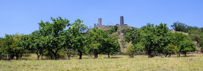 捷克狄祖维斯哈兹姆伯克城堡的Ruines在山峰顶上塞斯克史丁多霍里山脉背景