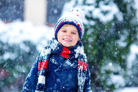 可爱有趣的小孩子穿着五颜六色的冬季时尚衣服图片