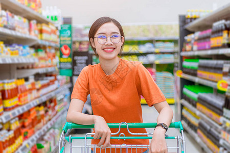 亚洲妇女在购物商场的快乐购物图片