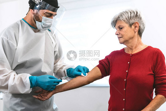 医生为住院的高级患者注射医用注射器疫苗图片