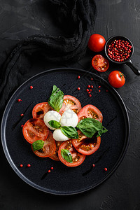 意大利辣椒沙拉意大利烹饪概念番茄和马扎里拉薄片图片