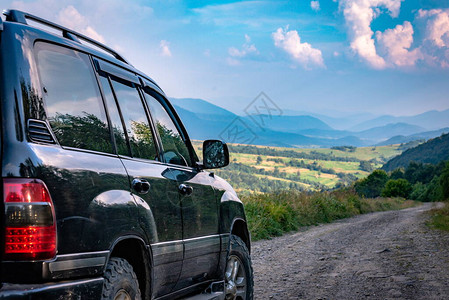 与SUV的景观以及喀尔巴阡山脉博尔高清图片